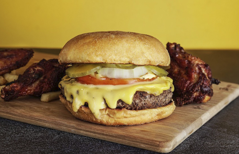 50% OFF: Hamburguesas, Alitas y Papas Fritas