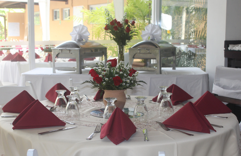 Desde $12: Cena Buffet y Open Bar para Navidad