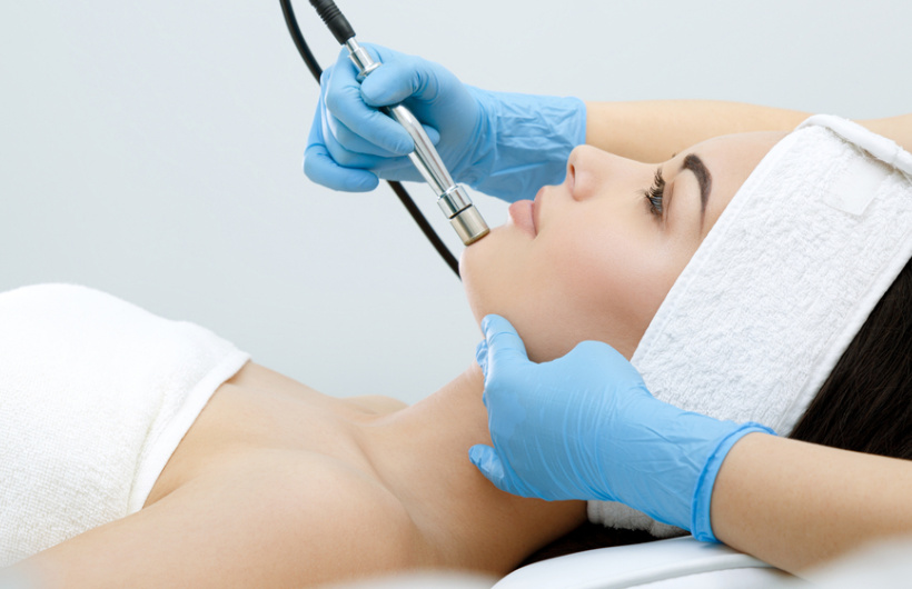 Desde $28.50: Glowing Facial con Peeling Ultrasónico