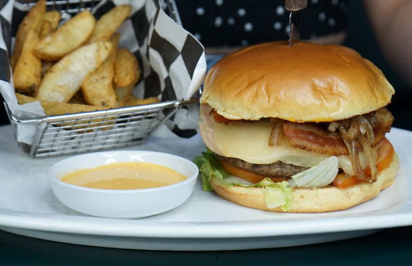 Paga $10: Mariscos, Carnes y Hamburguesas