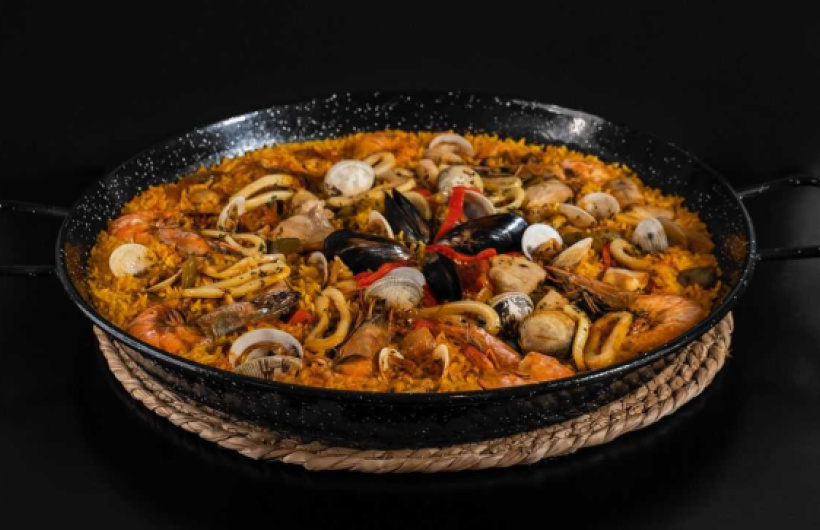 Desde $14: Paella de carne o mariscos