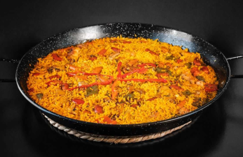 Desde $14: Paella de carne o mariscos