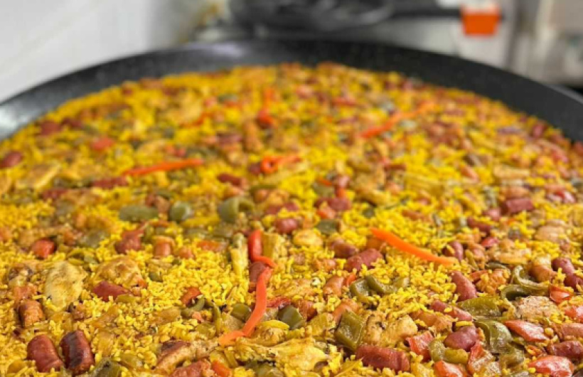 Desde $14: Paella de carne o mariscos