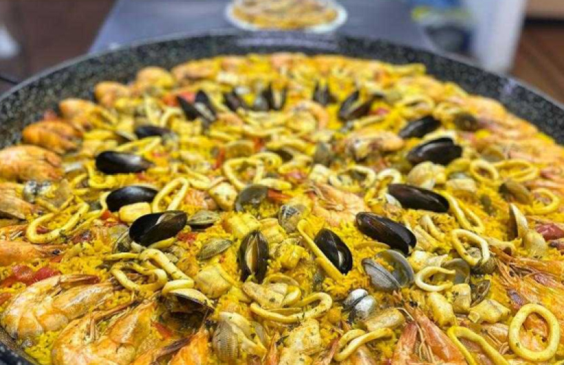 Desde $14: Paella de carne o mariscos