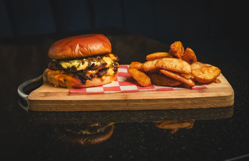 Paga $25: Hamburguesa o Picada