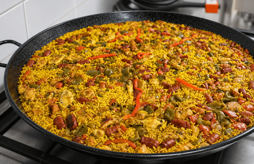 Desde $19.80: Paella de carne o mariscos