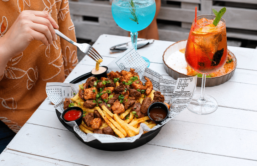 Desde $10: Bar Bohemio con Comida Internacional