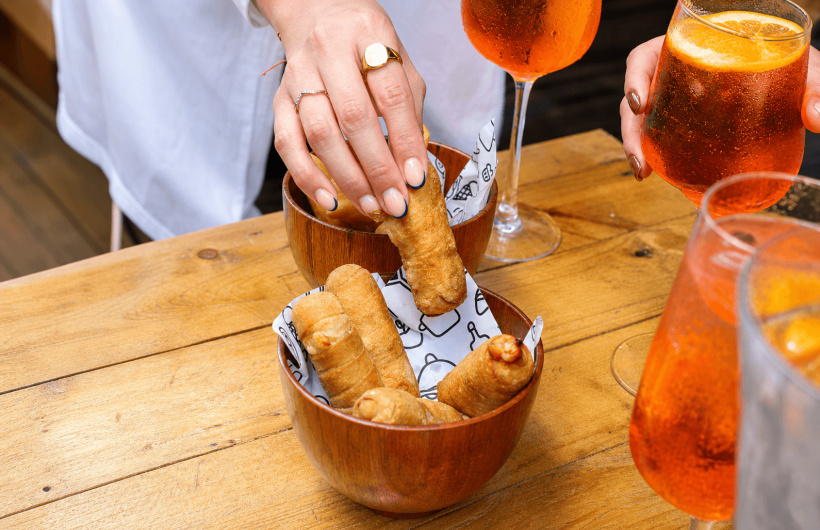 Desde $10: Bar Bohemio con Comida Internacional