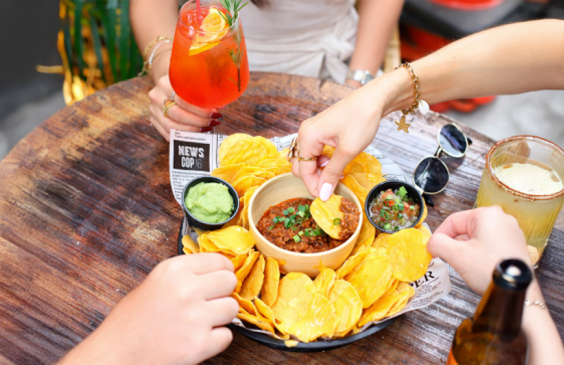 Desde $10: Bar Bohemio con Comida Internacional
