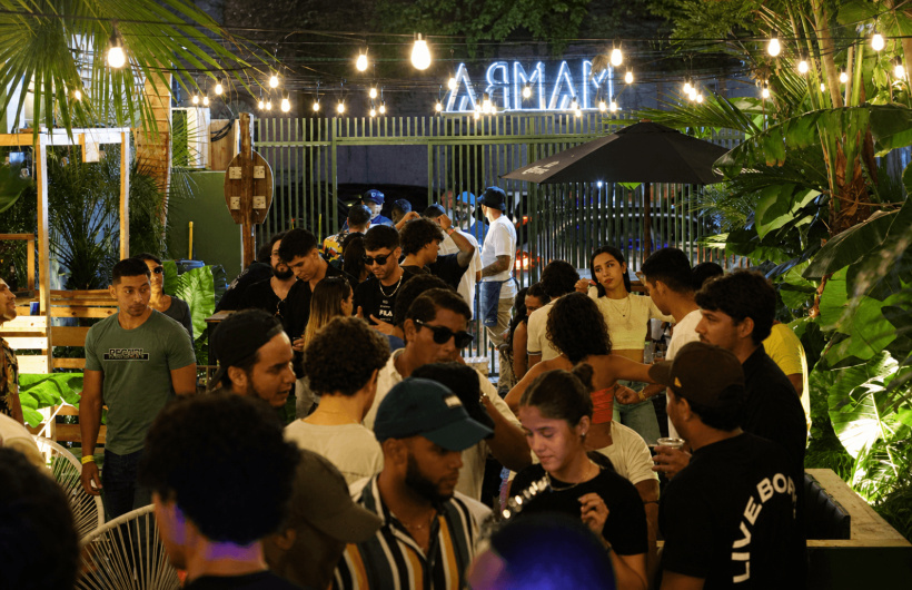 Desde $10: Bar Bohemio con Comida Internacional
