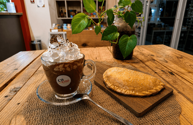Paga $6.65: Chocolate Caliente y Empanada