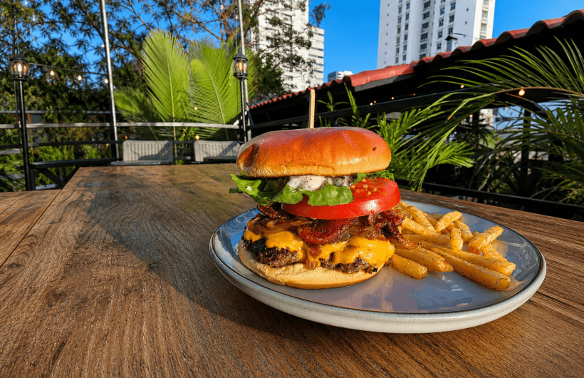 Paga $20: Hamburguesas, Pintas, Cócteles y Más