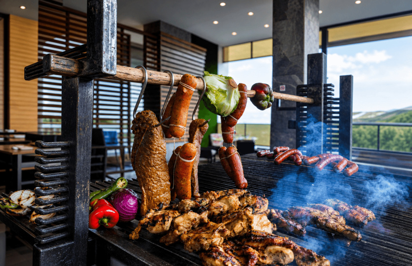 Paga $23.97:  Brunch Buffet Temático