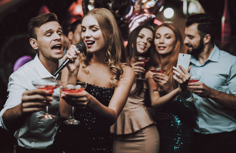 Desde $12: Buffet + Karaoke