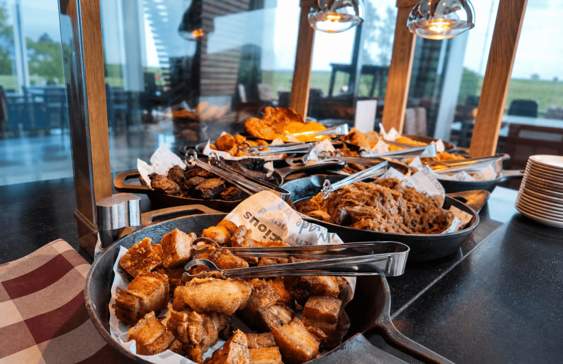 Paga $23.97:  Brunch Buffet Temático