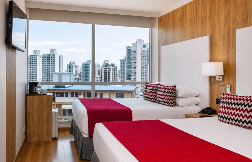 Paga $75: Estadía en Hotel Ramada