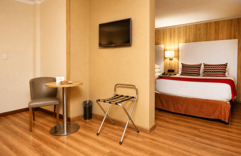Paga $75: Estadía en Hotel Ramada