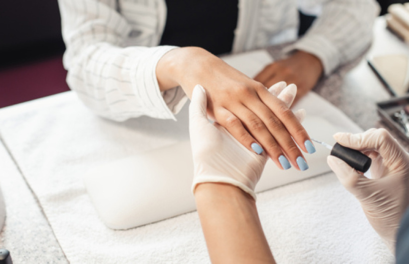 Paga $22: Manicura con Rubber Gel